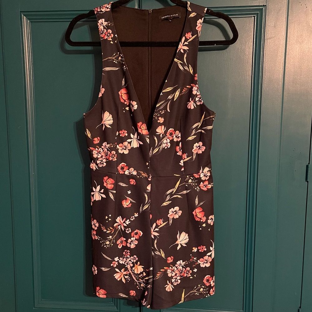 Kendall + Kylie Floral Romper Deep V Pink Coral Night Out Shorts Outfit Sz M